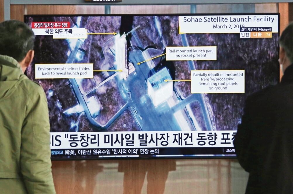 Planos. Surcoreano ve un programa que muestra la base de Sohae en Tongchang- ri, Corea del Norte. Foto: AHN YOUNG-JOON. AP