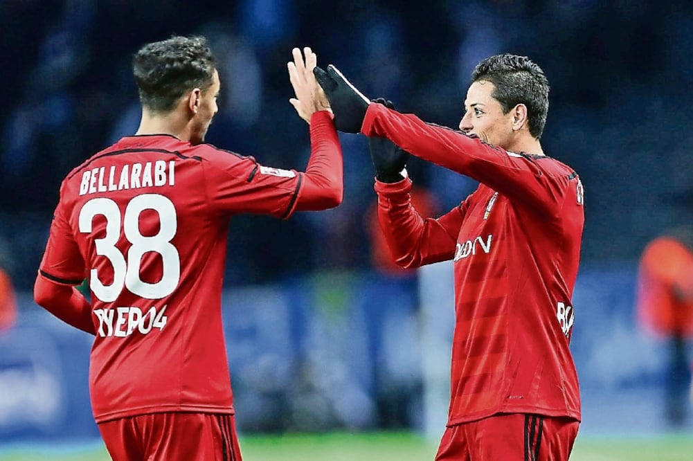 Javier Hernández (derecha) ya hizo las paces con Bellarabi (CORTESÍA CLUB BAYER LEVERKUSEN)