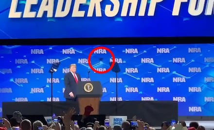 Lanzan celular a Donald Trump antes de iniciar discurso