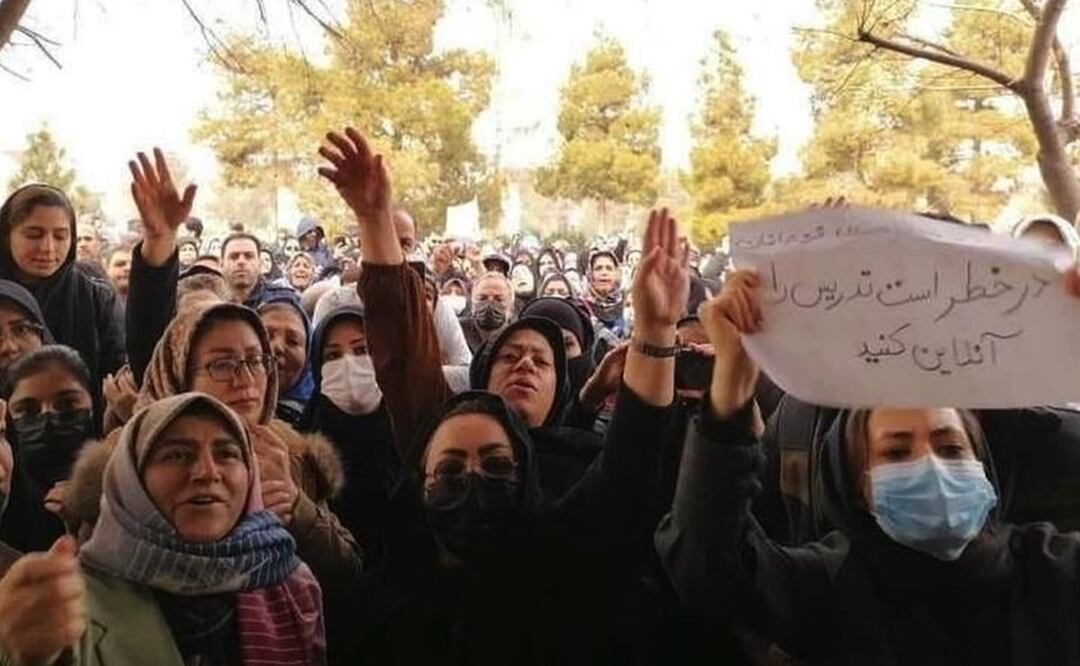 Padres de las niñas envenenadas protestaron frente a la oficina del gobernador de Qom. Foto: IRNA