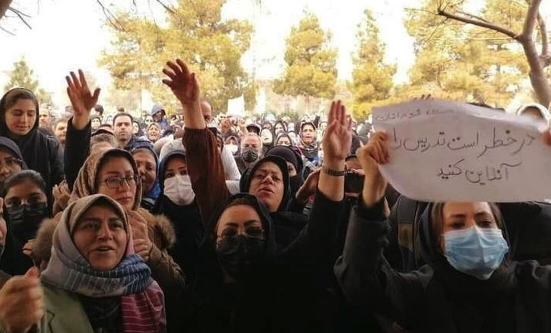 Padres de las niñas envenenadas protestaron frente a la oficina del gobernador de Qom. Foto: IRNA