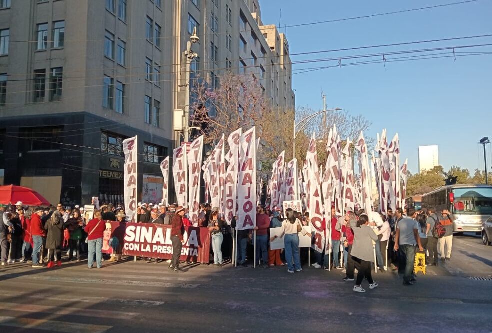 Los simpatizantes de la Mandataria federal llegan caminando a la Plaza de la Constitución por la calle Madero, 5 de Mayo, 20 de noviembre, Pino Suárez y Juárez. Foto: Pedro Villa y Caña