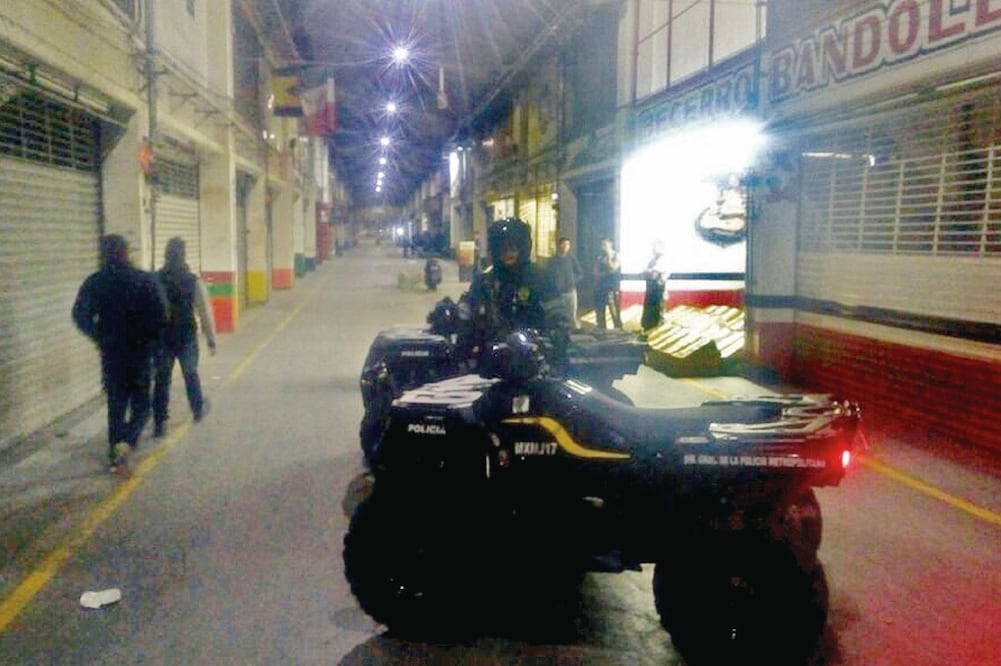Las labores de los oficiales consisten en vigilar la entrada y salida de la Ceda, recorrer los pasillos en las zonas de hortalizas, abarrotes y bodegas. Foto: SSP CDMX