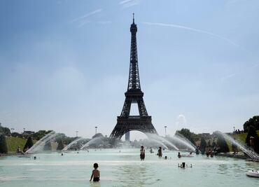 Cierran la Torre Eiffel por conflicto laboral causado por las largas filas de visitantes