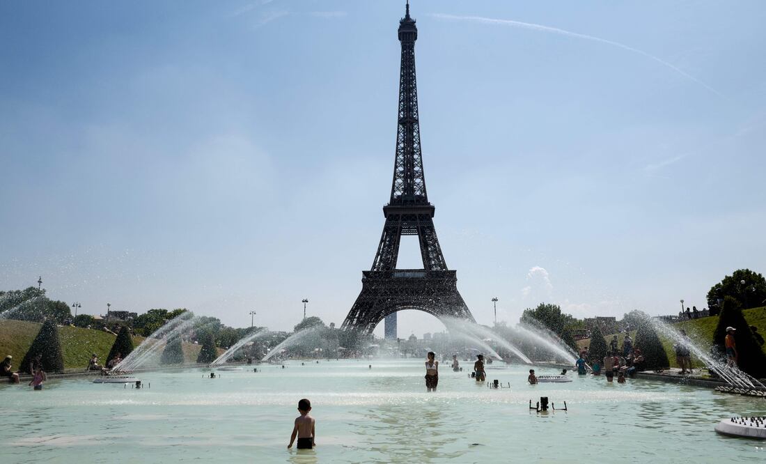 Cierran la Torre Eiffel por conflicto laboral causado por las largas filas de visitantes
