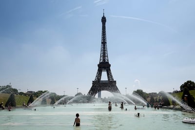 Cierran la Torre Eiffel por conflicto laboral causado por las largas filas de visitantes