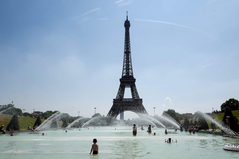 Cierran la Torre Eiffel por conflicto laboral causado por las largas filas de visitantes