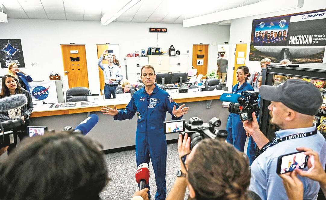 El astronauta Stanley Glen Love ante la prensa luego de que la NASA cancelara el despegue por una falla técnica en los motores del cohete SLS. Foto: CHANDAN KHANNA. AFP 