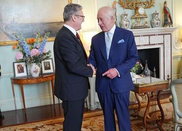 Keir Starmer es nombrado oficialmente primer ministro británico por Carlos III