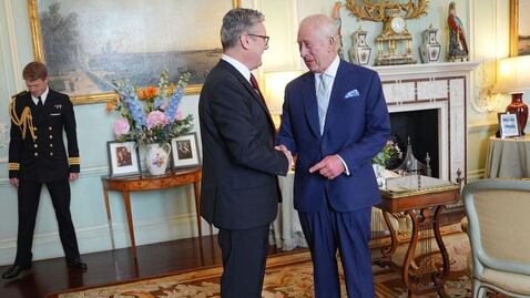 Keir Starmer es nombrado oficialmente primer ministro británico por Carlos III