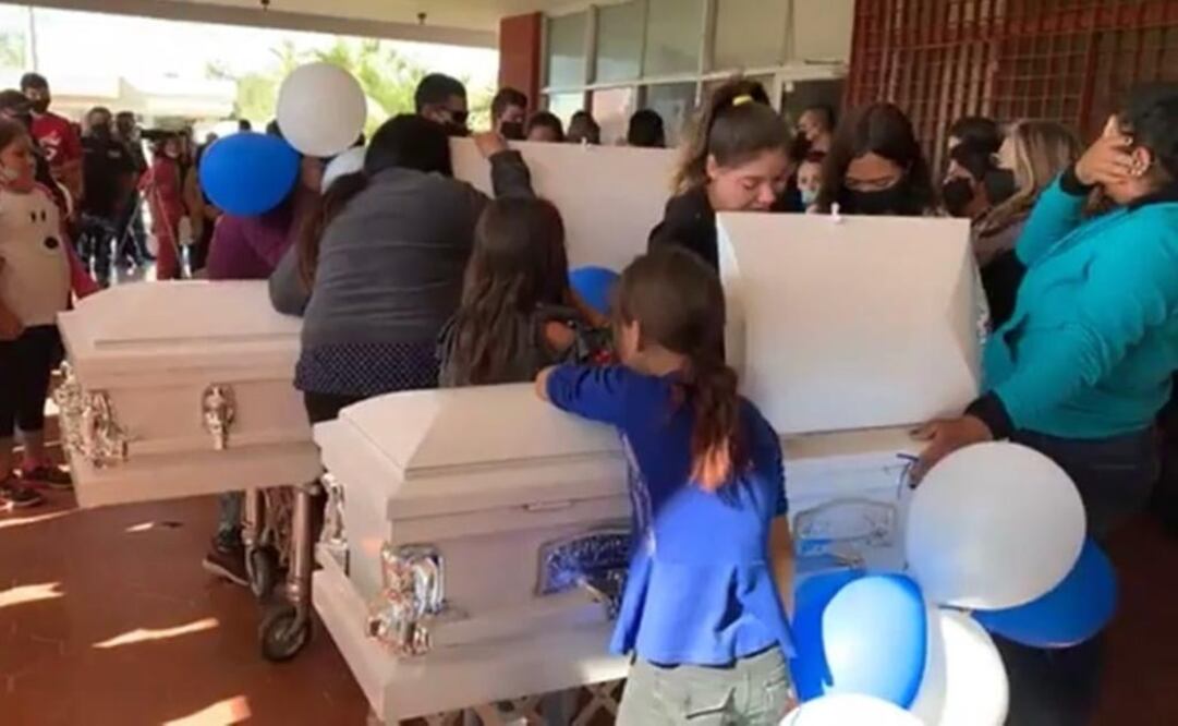 Afuera del palacio municipal de Caborca una familia alcanzada por la tragedia rodea el féretro del niño y el de su padre Foto: Tomada del video