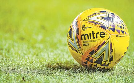 Multan con más de mil dólares a futbolista por besar balón
