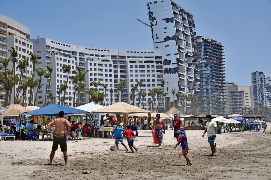 A cinco meses de Otis, y aún con daños, playas de Acapulco reciben a miles de turistas. Foto: Salvador Cisneros / EL UNIVERSAL