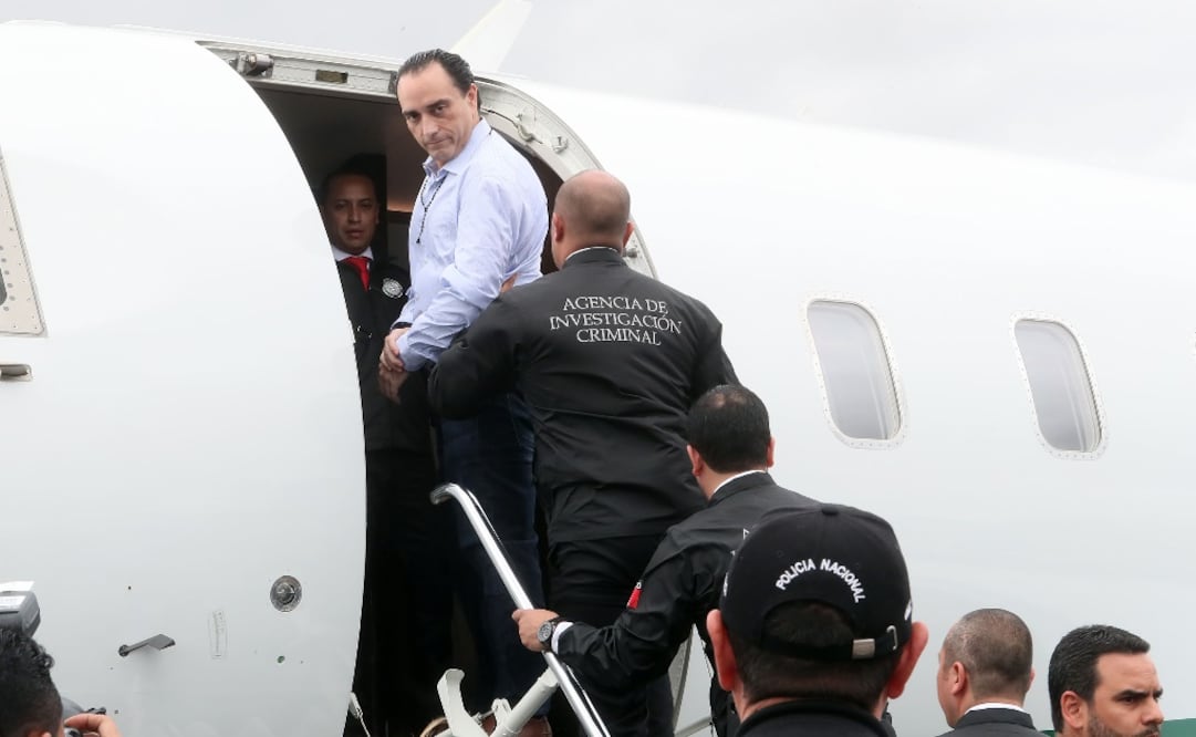 (Roberto Borge mientras ingresó al avión de la PGR que lo trasladó a México. Foto: EFE)