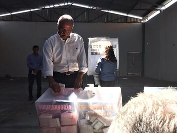 Miguel Ángel Navarro sufraga en comicios de Nayarit