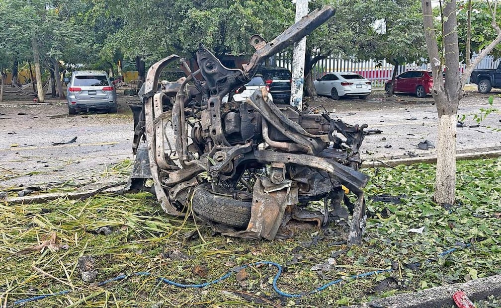 11:40. El vehículo con explosivos estalla en el centro de Coahuayana; el auto blanco sale con rumbo a Colima. Foto: Especial