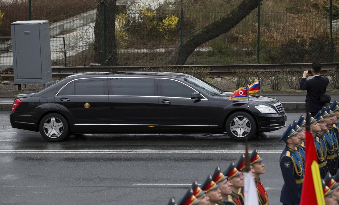 Se ha visto al líder norcoreano llegar a eventos internacionales en limusinas Maybach S62 y S600. |Fotos: Associated Press