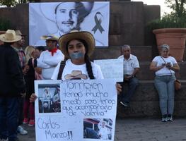 VIDEO Vestidos de blanco, decenas de personas marchan de forma pacífica en Morelia tras asesinato de Carlos Manzo