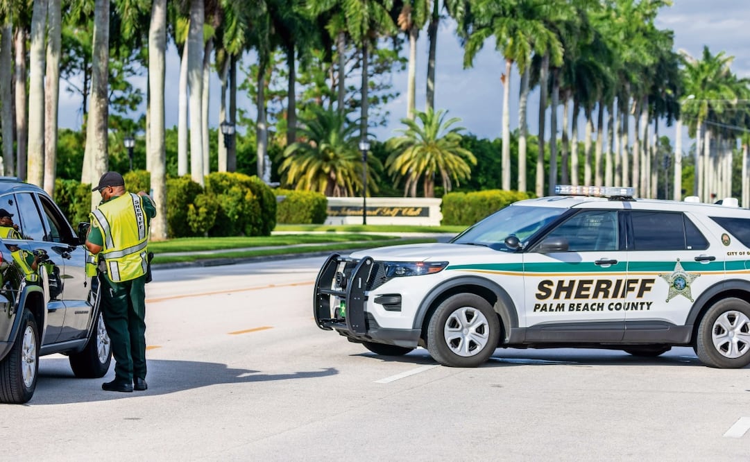 Oficiales del Sheriff de Palm Beach custodian la entrada del Trump International Golf Club en West Palm Beach, Florida, luego de que se reportaron disparos. Foto: Cristobal Herrera -Ulashkevich | EFE