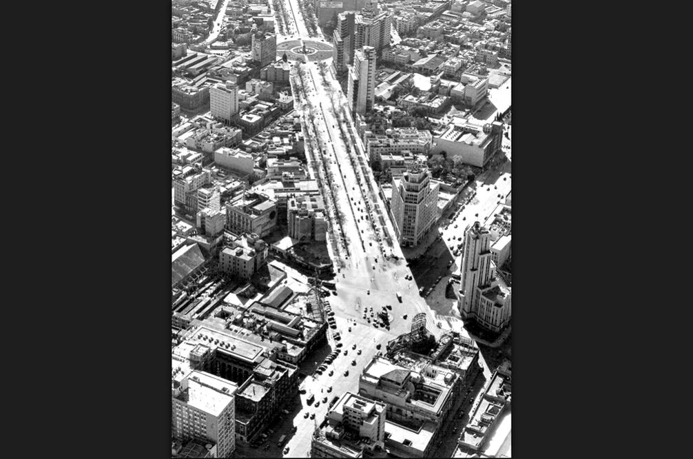 Una toma aérea del Paseo de la Reforma a la altura de la Glorieta del Caballito, en el cruce de las avenidas Plaza de la República, Juárez y Bucareli, en 1957. En esta imagen, cortesía del Archivo de la Fundación ICA, se aprecia hasta donde llegaba el Paseo de la Reforma poco antes del inicio de las obras para su prolongación hasta Peralvillo. 
