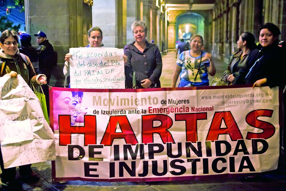 Manifestantes encabezados por Teresa Ulloa, directora de la Coalición contra el Tráfico de Mujeres y Niñas en AL y el Caribe, protestaron anoche contra la presunta exoneración del ex dirigente del PRI-DF (YADÍN XOLALPA / EL UNIVERSAL)