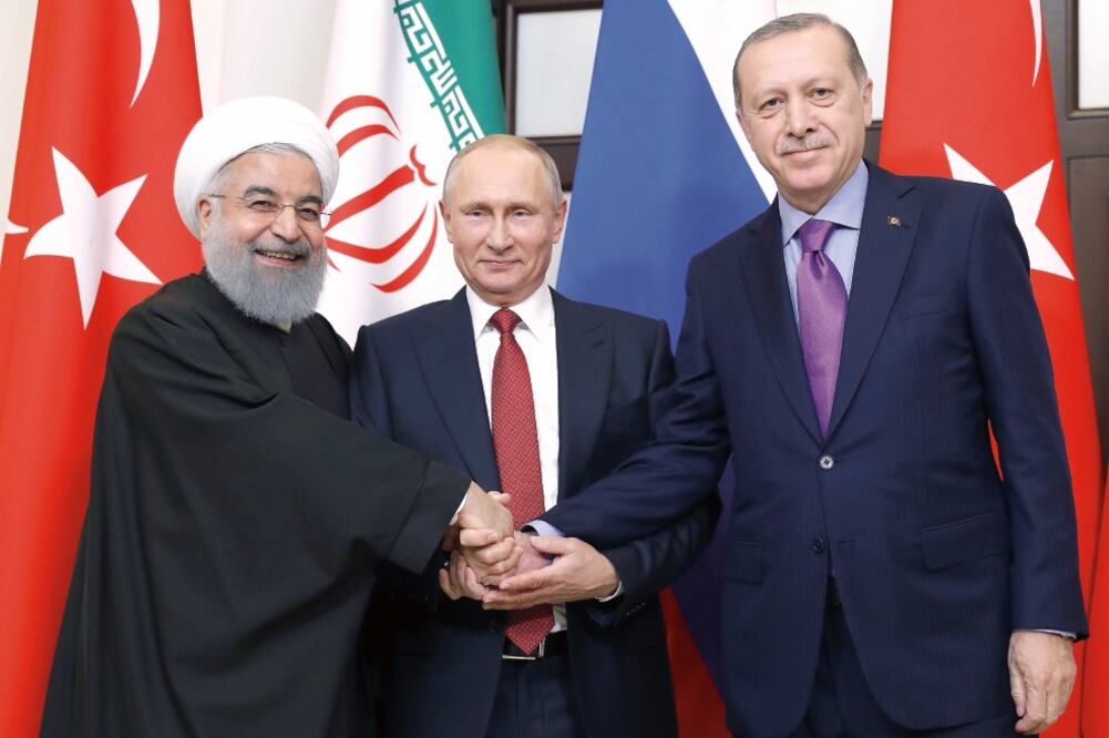 Mediador. El mandatario ruso discutió ayer el tema sirio con sus homólogos de Turquía, Recep Tayyip Erdogan, e irán, Hasan Rohani. (MIKHAIL METZEL. AFP)