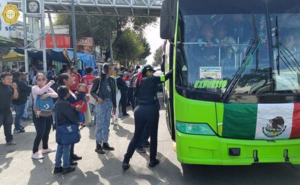 Auxilian con patrullas de la policía de CDMX y RTP a usuarios del Metro afectados por fallas en la línea A