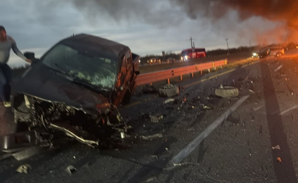 Choque entre tres camionetas provoca incendio en autopista Matamoros-Reynosa (11/01/2026). Foto: Especial