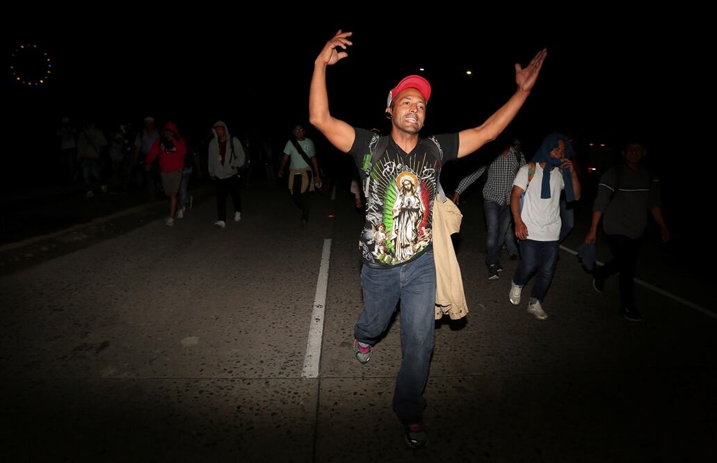 Cientos de hondureños salen este 15 de enero de 2020 de la Gran Central Metropolitana de la ciudad de San Pedro Sula al norte de Honduras. EFE