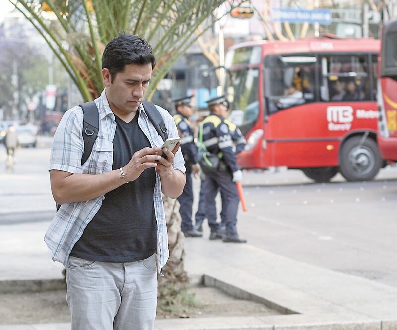 Autoridades del Instituto Federal de Telecomunicaciones llaman a los usuarios de telefonía a modificar sus agendas para concretar sus llamadas. ARCHIVO EL UNIVERSAL