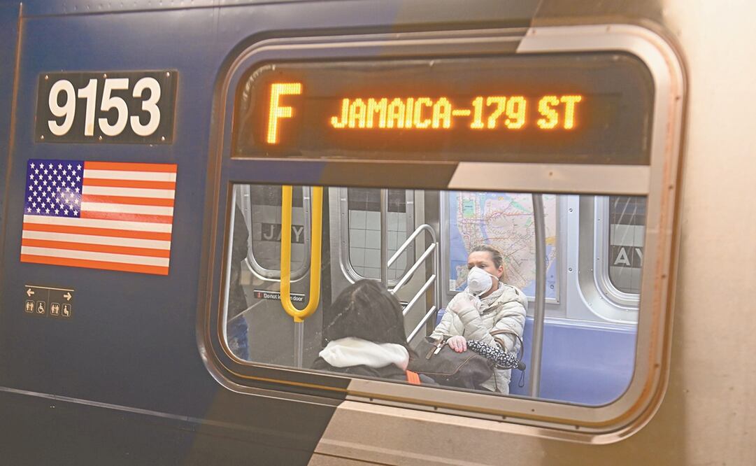 Una estadounidense en el Metro en Brooklyn, Nueva York. Por disposición oficial, usuarios del transporte deberán usar cubrebocas. Foto: Angela Weiss. AFP
