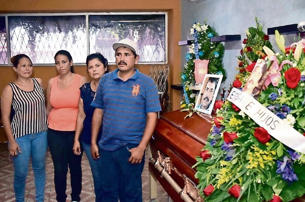 Familiares dan último adiós a Miguel Salgado Ibarra, una de las víctimas del huracán Newton , que provocó la tragedia en altamar (AMALIA ESCOBAR. EL UNIVERSAL)