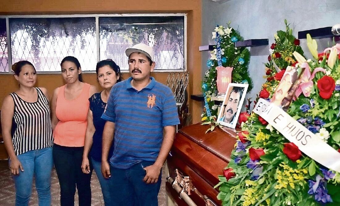 Familiares dan último adiós a Miguel Salgado Ibarra, una de las víctimas del huracán Newton , que provocó la tragedia en altamar (AMALIA ESCOBAR. EL UNIVERSAL)