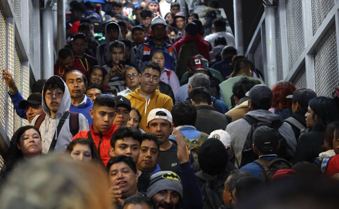 Línea A se encuentra saturada de personas ante la confusión Foto: Valente Rosas (03/09/25)
