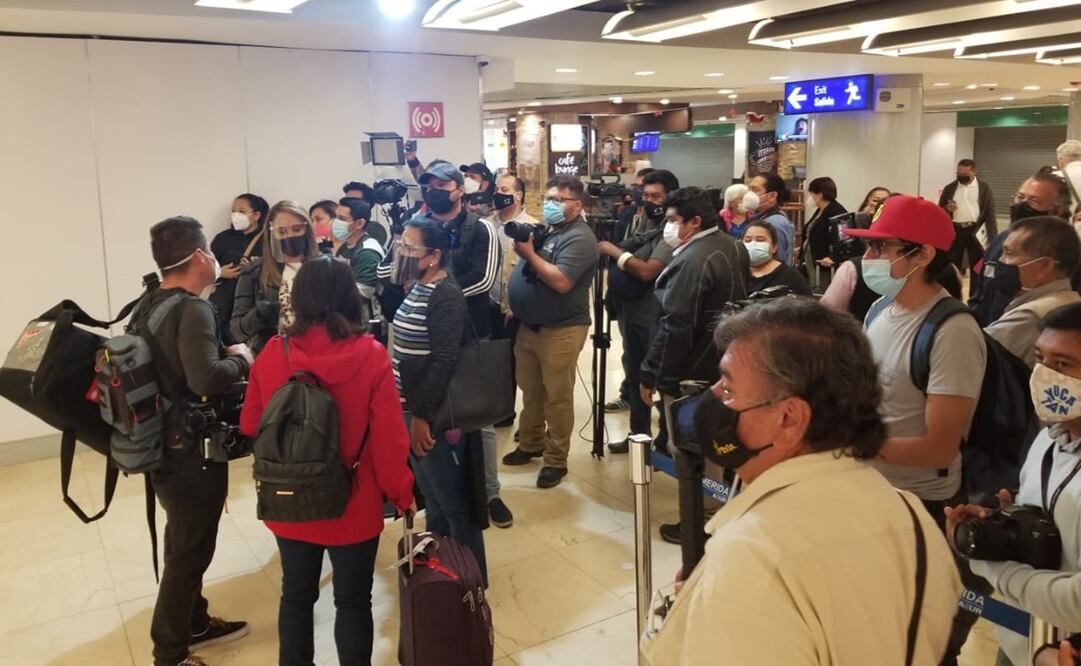Medios nacionales y locales a la espera de cenizas de Armando Manzanero, cuyos familiares decidieron sacar por una puerta alterna del Aeropuerto Internacional de Mérida. Foto: Yazmín Rodríguez