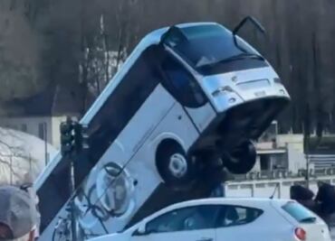 VIDEO: Autobús de pasajeros cae a un río en Italia; conductor fallece tras el accidente