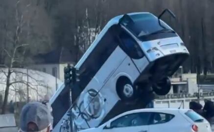 VIDEO: Autobús de pasajeros cae a un río en Italia; conductor fallece tras el accidente
