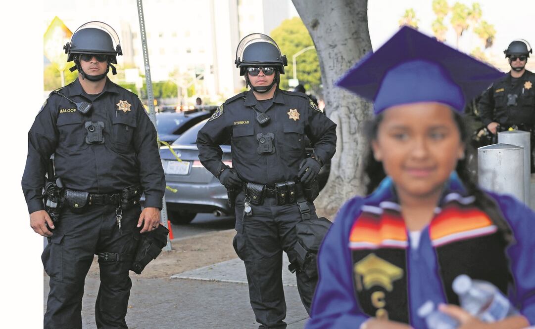 En las últimas semanas, policías de California vigilaron en varias escuelas las ceremonias de graduación, a las que pocos estudiantes latinos y su familias acudieron en medio del clima de miedo a la deportación. Foto: Archivo EL UNIVERSAL