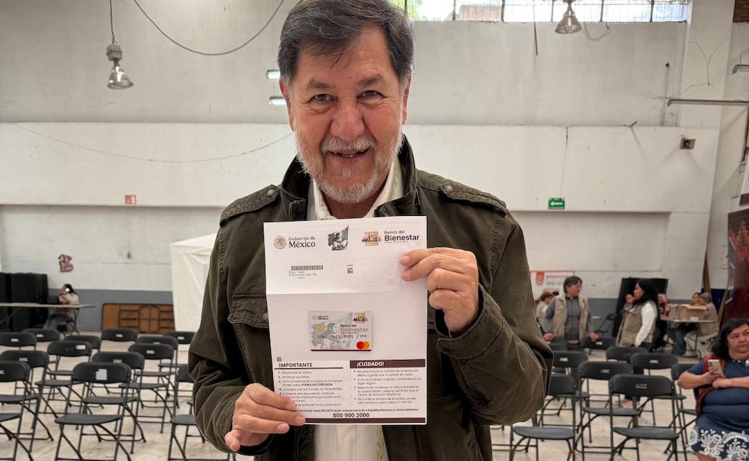 Gerardo Fernández Noroña mostrando su tarjeta del Banco Bienestar, donde le serán depositadas las entregas de la Pensión del Bienestar. Foto: tomada de X @fernandeznorona
