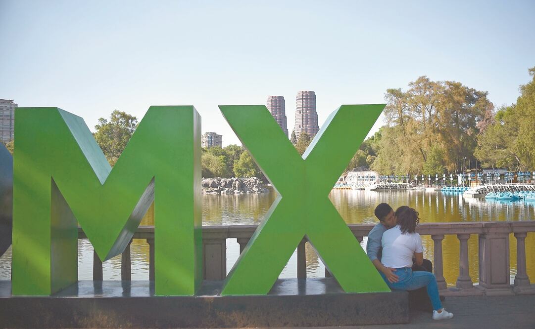 Aun cuando ya está vigente la fase dos por la pandemia del coronavirus, ayer se observaron visitantes en el Bosque de Chapultepec. Foto: RODRIGO ARANGUA. AFP