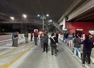 Residentes bloquean carretera México-Puebla; demandan construcción de una estación del Trolebús a Chalco