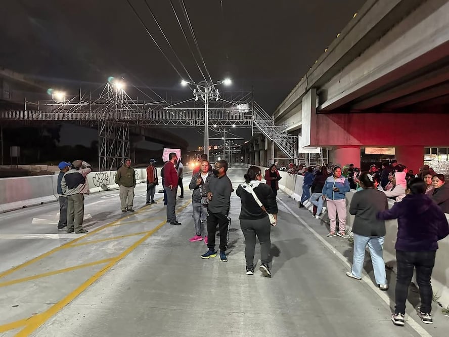 Residentes bloquean carril confinado del Trolebús Santa Martha-Chalco en demanda de la construcción de una estación del sistema de transporte público en la zona conocida como Caseta Vieja.