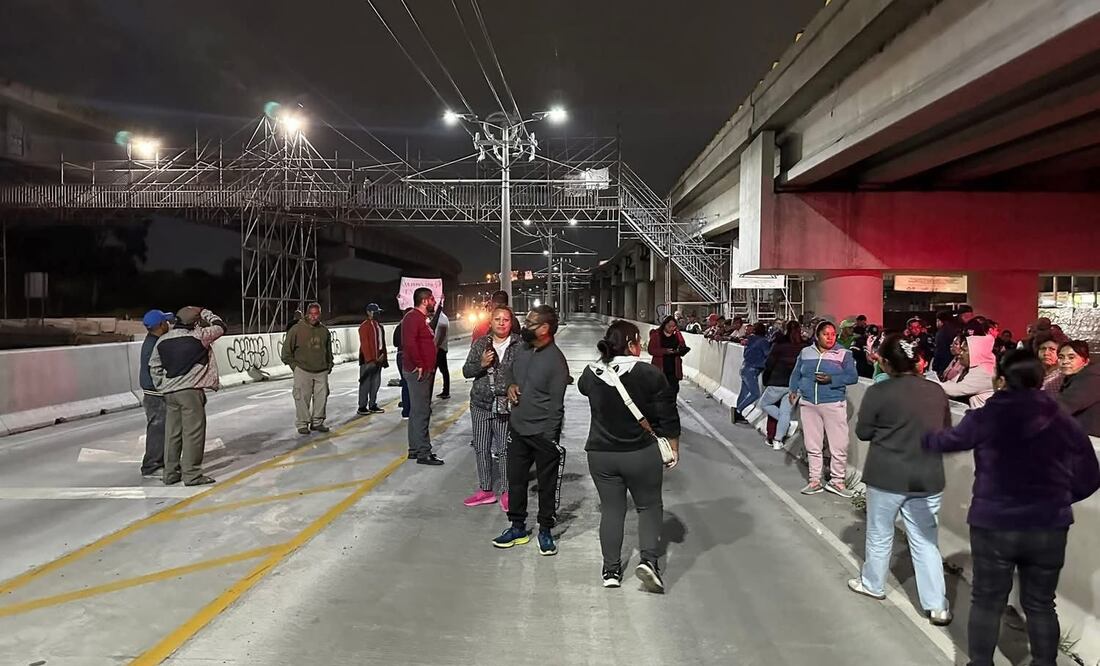 Residentes bloquean carril confinado del Trolebús Santa Martha-Chalco en demanda de la construcción de una estación del sistema de transporte público en la zona conocida como Caseta Vieja.