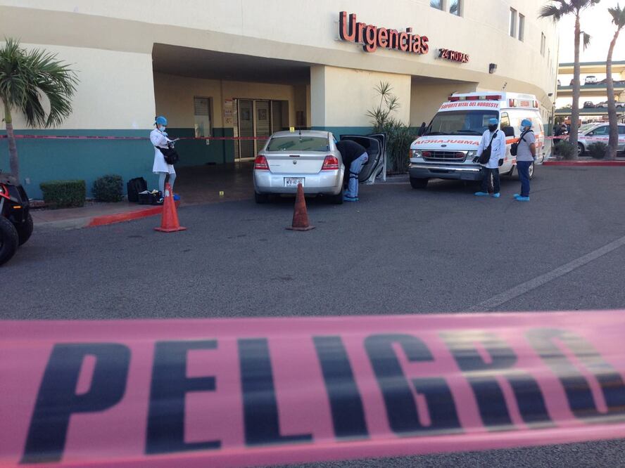 Dejó su automóvil, que presenta varios impactos de bala, afuera del área de urgencias del hospital. (FOTO: Especial)