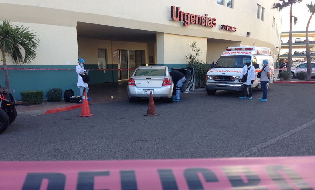 Dejó su automóvil, que presenta varios impactos de bala, afuera del área de urgencias del hospital. (FOTO: Especial)