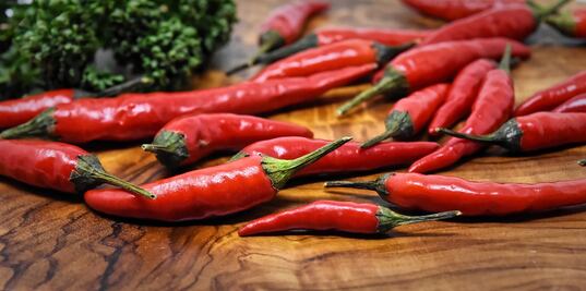 Comer chiles rojos podría prevenir la obesidad según estudio