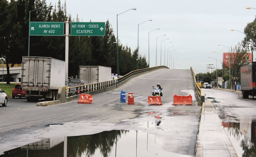 16 días después del temblor del pasado 7 de septiembre, la Junta Local de Caminos del gobierno del Estado de México y el ayuntamiento de Nezahualcóyotl determinaron cerrar a la circulación vehicular. Foto: Iván Montesinos/ EL UNIVERSAL. 