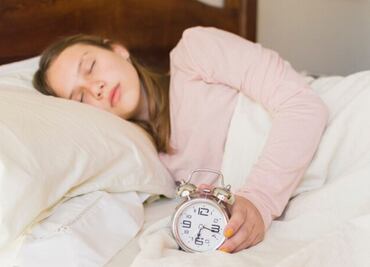 Fin del mito: 7 beneficios de dormir la siesta sólo por 30 minutos, según expertos en neurología