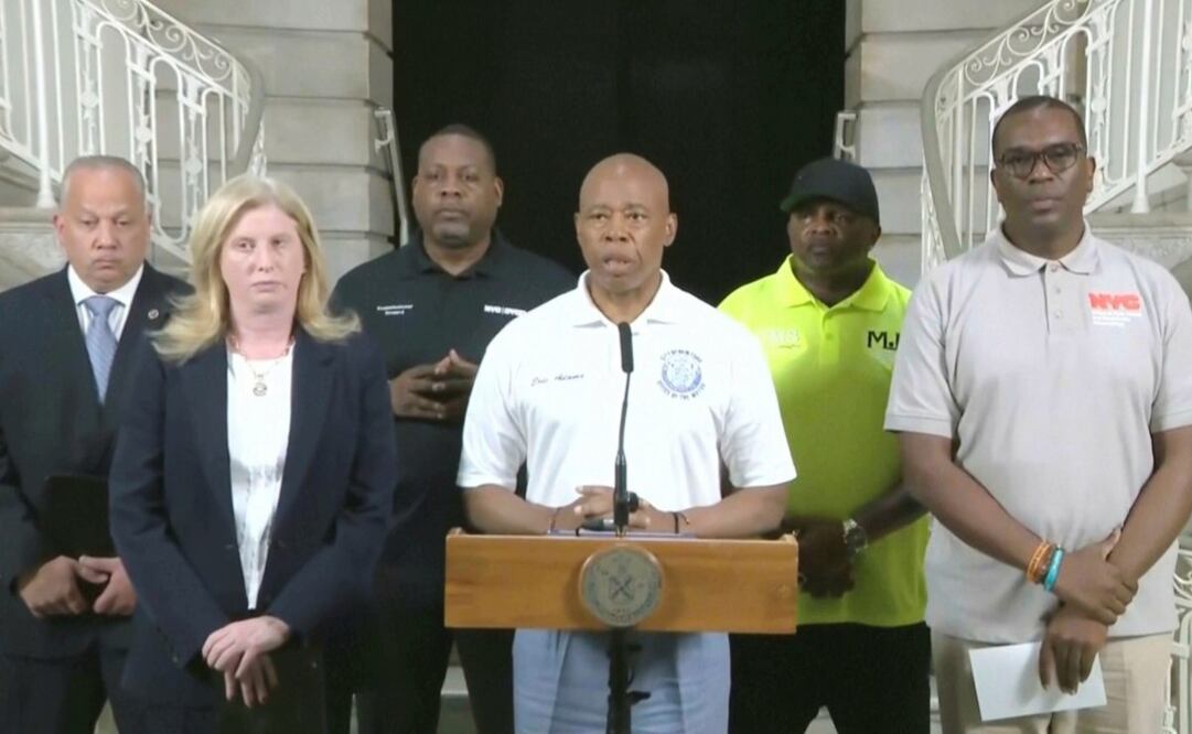 Esta imagen, tomada de un video proporcionado por el Departamento de Policía de Nueva York, muestra al alcalde Eric Adams hablando durante una conferencia de prensa en Nueva York, el domingo 17 de agosto de 2025. Foto: AP