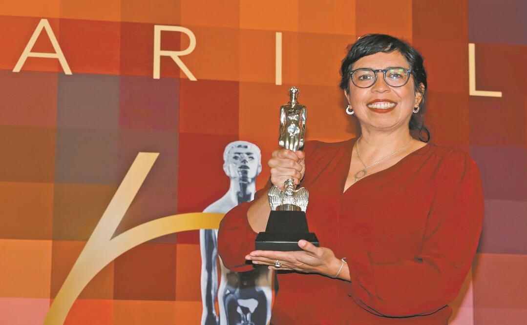 El Premio Ariel es un premio cinematográfico concedido anualmente por la Academia Mexicana de Artes y Ciencias Cinematográficas en reconocimiento de los profesionales de la industria cinematográfica mexicana. En la foto Tatiana Huezo. Su película “Noche de fuego” fue la gran ganadora en la 64 entrega del Ariel.